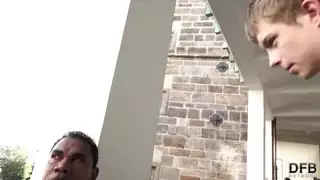جميلة سمراء ذات أثداء طبيعية هائلة في جنس جماعي