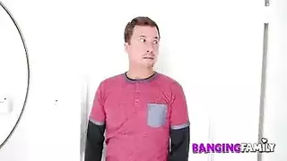 زوجة الأب المثيرة تطالب بكرامة ابن الزوج في جلسة شرجية قاسية