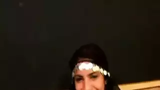 أغاثا أبير تئن وهي تركب قضيبًا كبيرًا