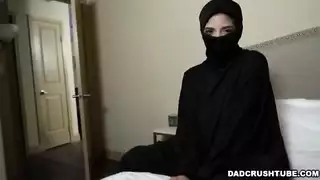 المراهقة المسلمة غابرييلا لوبيز تأخذ طلبات الأب عميقاً في حلقها