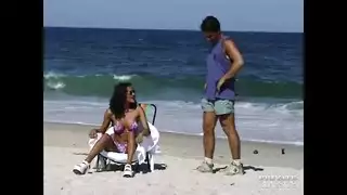 رجل نبيل يشارك قضيبه الغليظ مع ثلاث عاهرات