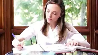 الاخت تستمع بزب اخوها النائم