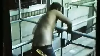 نادي ليلي إكس إكس إكس: عاهرة مرتدية شبكة تخدم كل الطاقم