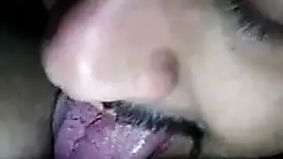 الوافدة الشابة لا تشبع من القضيب في فمها و مؤخرتها