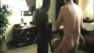 زوجات وقحات ينشرن أرجلهم للرجل الذي يمول نمط حياتهن