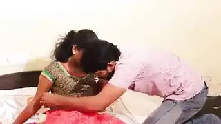 عميل لطيف يعطي إطلالة إجمالية من كس عارية الساخنة