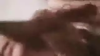 فتاة لاتينية تتباهى بكسها الضيق في عرض على الكاميرا