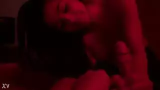 فتاة صغيرة الحجم تغطى بالسائل المنوي