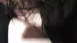 فتاة سمراء تمارس الجنس الشرجي بقضيب ضخم في الفصل