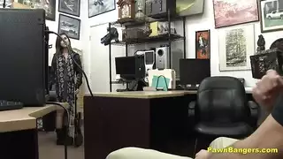 شرموطة تتعرض للجنس الفموي العنيف بزب سميك ضخم في مشهد إباحي صريح