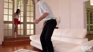 جدّ مثار ينزل على مراهقة