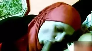 رحلة عربة إلى النشوة: مثليات يأكلن فرج بقوة