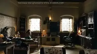 من الملام؟ مشهد إذلال جنس جماعي