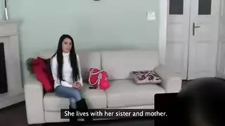 عاهرة سمراء تبتلع كل قطرة من الشاب المحظوظ