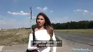 سمراء ذات أثداء كبيرة تحصل على جنس شرجي خشن من قضيب ضخم