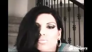 حفلة جنس الهالوين في غرفة نوم الفتاة السمراء مع مدربها الجنسي المتلهف