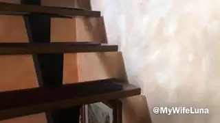 ربة منزل مثيرة تمص بقوة بجوار الجار