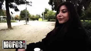 ضرب على مقعد الحديقة: امرأة بي بي دبليو تكسب مالاً من زائر مثار