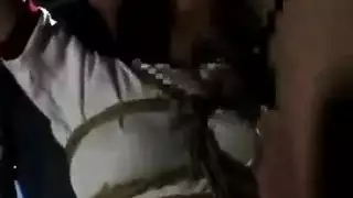 جاسوسة مراهقة تحت الغطاء تأخذ السوائل على وجهها وكسها الآسيوي