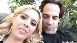 سكس xxx على الطاولة: شقراء تمص القضيب