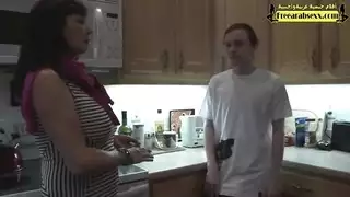 ابن يفقد عذريته وينيك امه العاهرة المطلقة