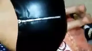 ينيكها وهيا ترتدي ملبس اسود جلد ضب