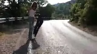 الشاب الروسي يركب قضيبًا عميقًا في فيلم إباحي