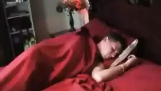 ام تعالج ابنها الانتصاب