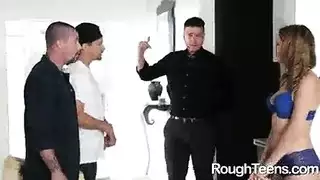 عصابة شباب horny يدلّكون زبورهم الصلبة