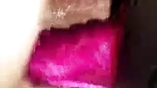 شابان يمارسان الجنس بقوة مع الزوجة العاهرة المشعرة بينما زوجها الضعيف يشاهد