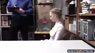 يعاقبها على سرقة