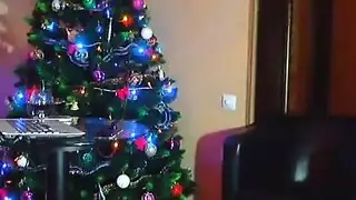 الفتاة الشقراء لوسيا تأخذ قضيبًا عميقًا في مهبلها الرطب وحلقها