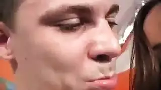 صفع ذلك القضيب الصغير بقسوة