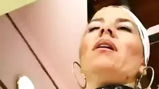 آسيوية صغيرة الحجم تأخذ كل شيء: شرج، وضع الفارسة، وتدليل عميق للفرج