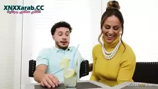 هوس الإرضاع: أثداء ربة المنزل تتدفق في فيلم إباحي