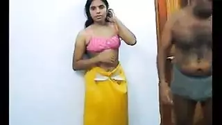المساعدة الشهوانية تستخدم هاتفها لتصوير شريط جنسي صريح لمديرها