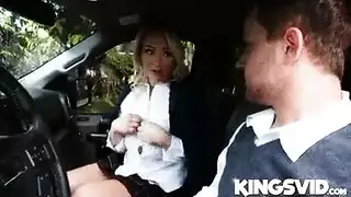 بوس بناتين في حديقة أمامهم رجل