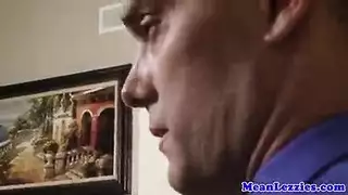 اللحم الممتلئ يمارس الجنس الفموي ويركب بقوة مثل الحصان