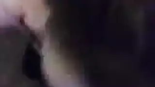 عاهرة مؤخرة مزخرفة تأخذ زبًا من شاب مقنع