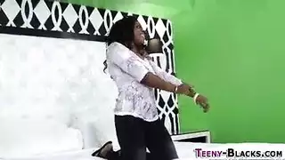 الخاضعة ليلي تأخذ وضعية الكلب القاسية والقذف الداخلي