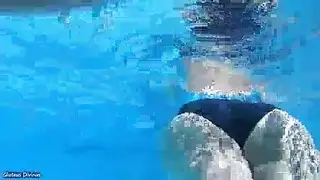 عاهرة صغيرة تريد قضيبك الصلب داخلها