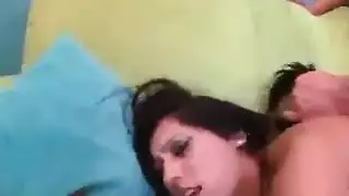 ضجيج في سن المراهقة الساخنة مع الشعر الأسود