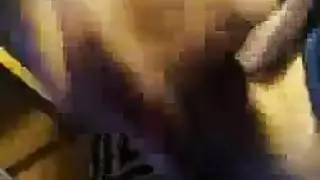 عاهرة جائعة للقضيب تخدم فتحتها المبللة