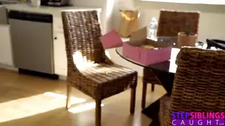 الأخت الشقراء تمتص الديك دائمًا وتضعه في مهبلها