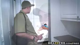 مقطع إباحي: استكشاف كسها المبلل