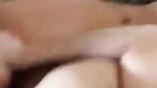 بنت مع ولدحلوذهبان الى الحفله