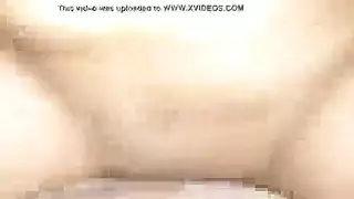 فتاة صغيرة الحجم تتعرض لجماع شرجي خشن بعد اختناقها بالقضيب