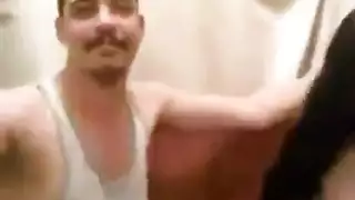 امرأة ناضجة ذات أثداء كبيرة تأخذ قضيب شاب، جنس قاس وتحسس للأثداء