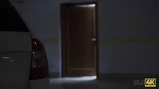 الشقراء تحصل على نكاح شرجي سريع من أب ذو خبرة
