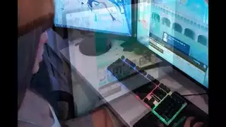 الشباب أحمر يحصل على الوجه شاعر المليون